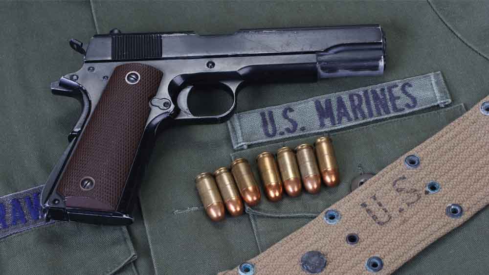Pistolet M1911 conçu par John Browning, fonctionnant avec une culasse verrouillée à court recul